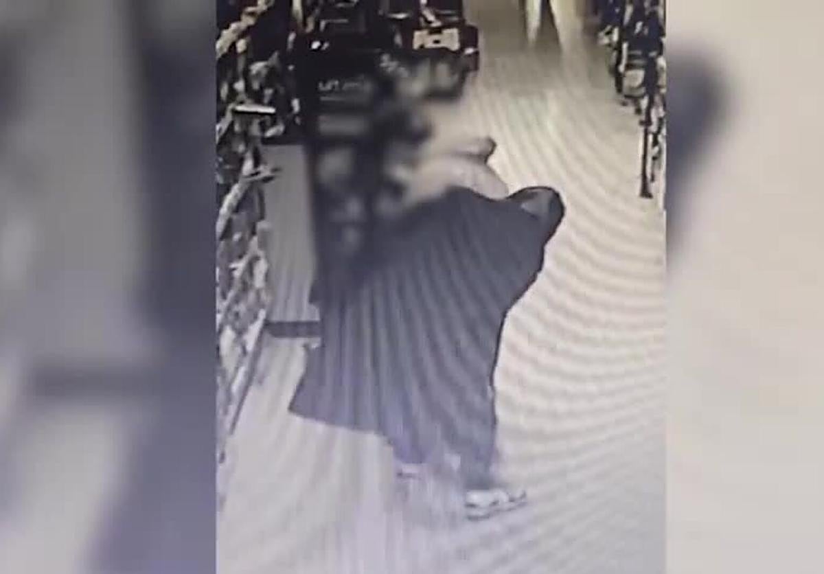 Capturan a una ladrona 'al descuido' en Fuengirola: roba a la clienta de un supermercado