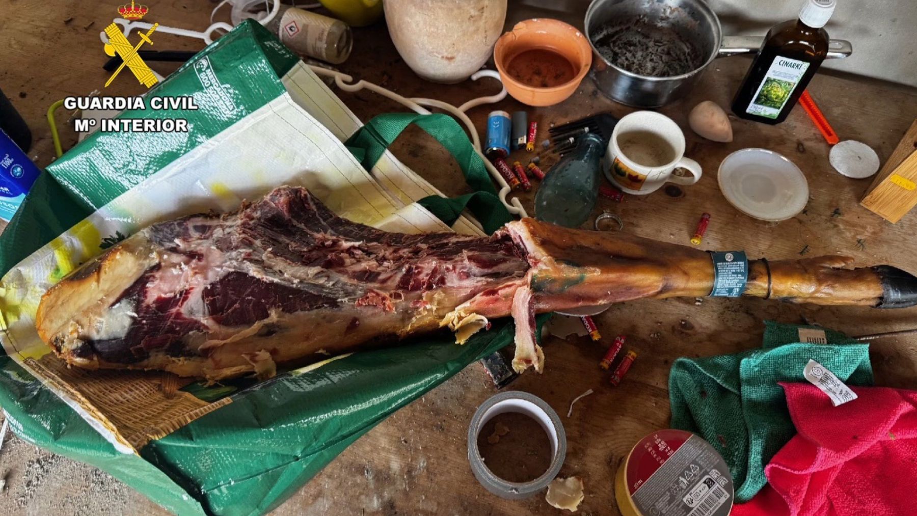Se come medio jamón ibérico que robó en un súper de Mallorca y lo devuelve tras ser cazada por las cámaras