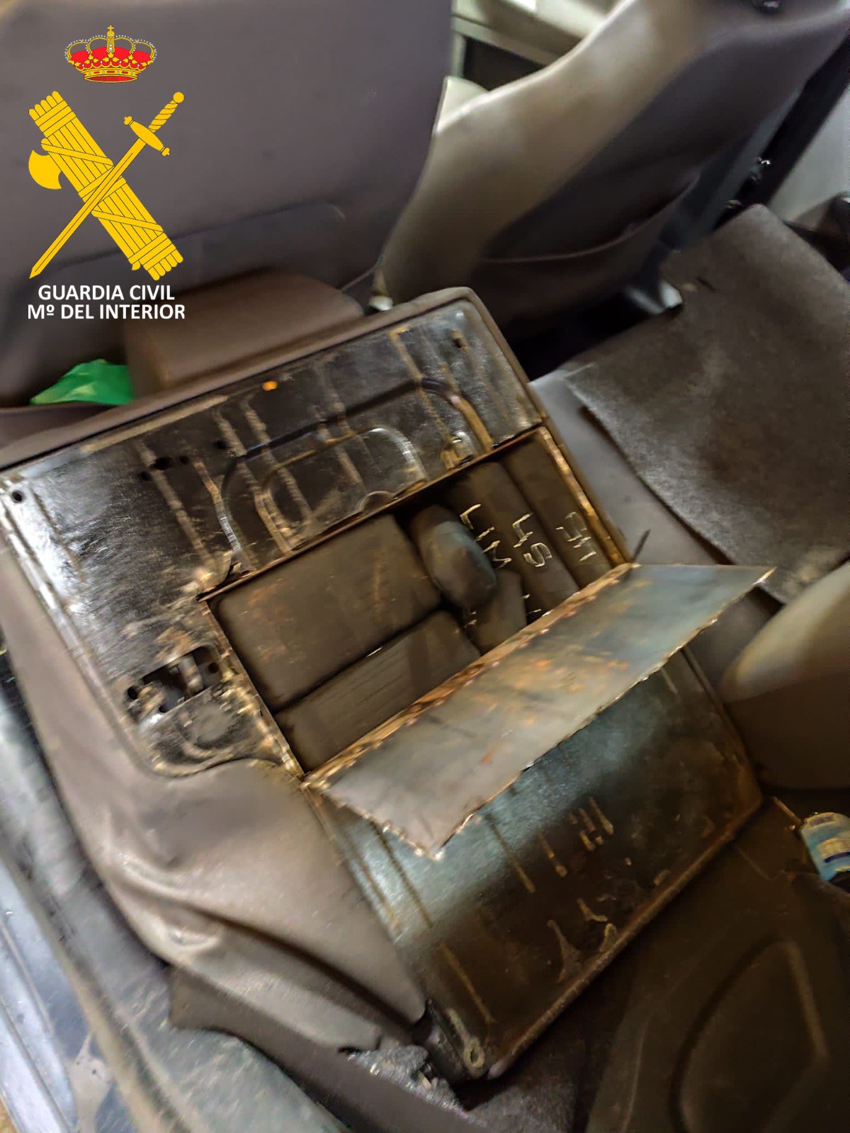 Arrestado al intentar embarcar hacia Algeciras con un menor y 30 kilos de hachís en los asientos