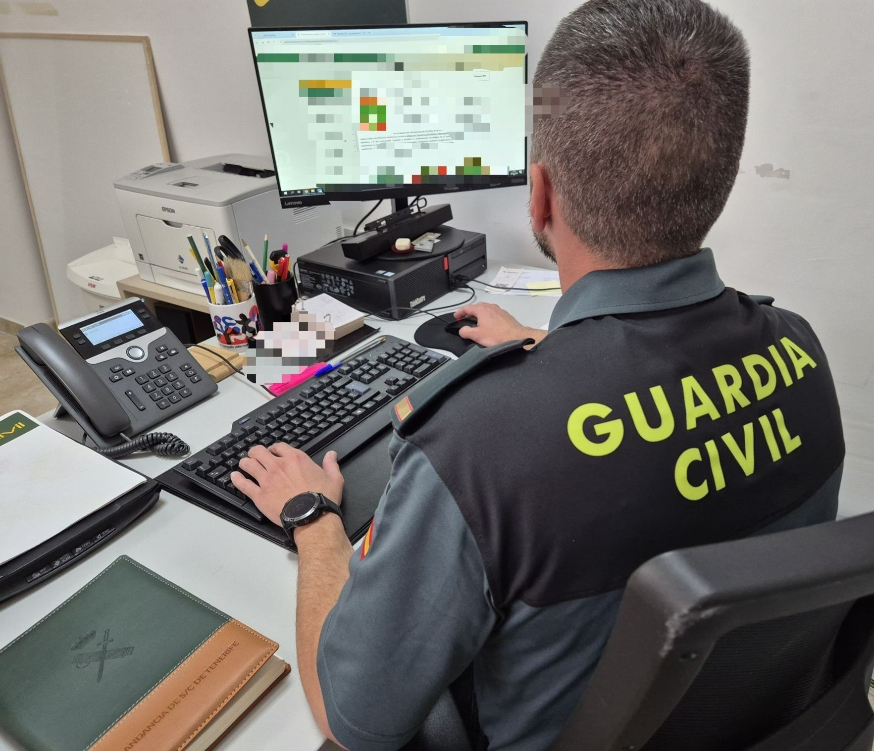 Detienen a un hombre acusado de estafar más de 130.000 euros a 156 personas en Canarias