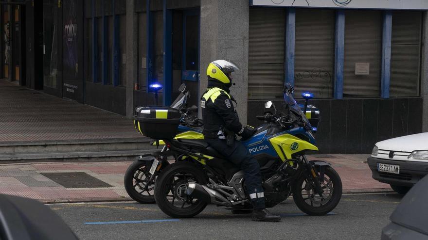 Huye tras un accidente conduciendo sin carnet y acaba detenido por patear a un policía en moto