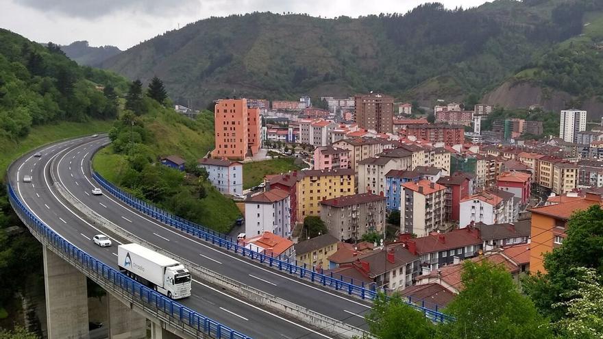 Un herido en un accidente entre dos vehículos en Eibar