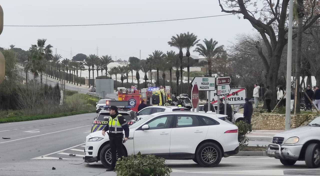 Aparatoso accidente: Chocan dos coches y uno vuelca con posibles atrapados en Palos