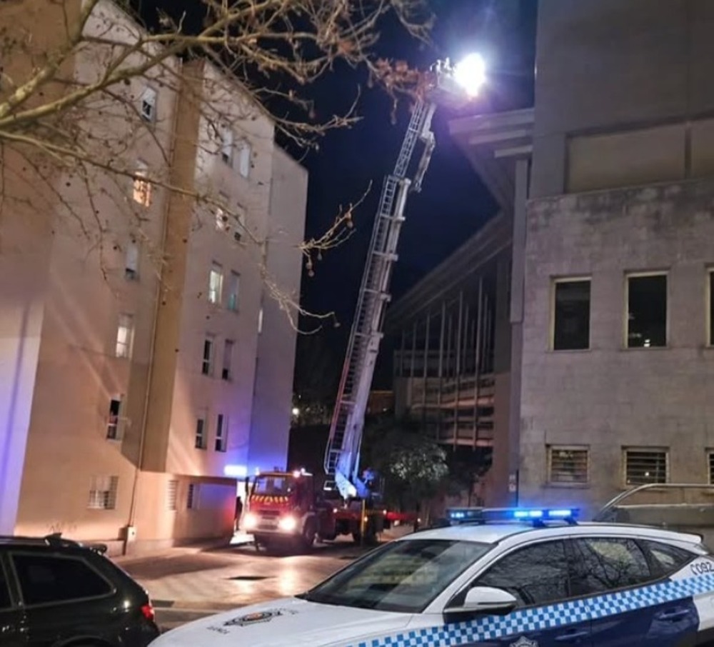 El viento desprende parte del techo del IES Santiago Grisolía