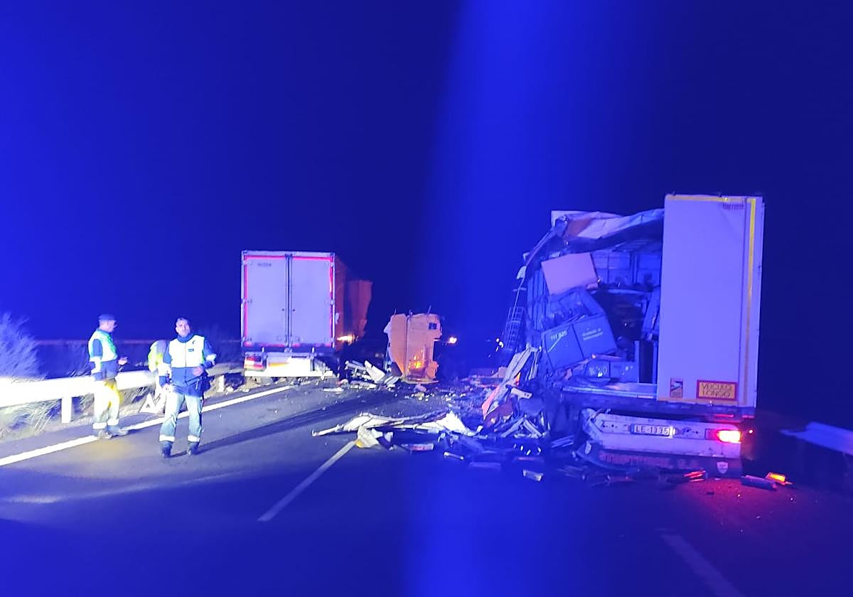 Corte total de la A-62 en Salamanca tras el espectacular choque entre dos camiones