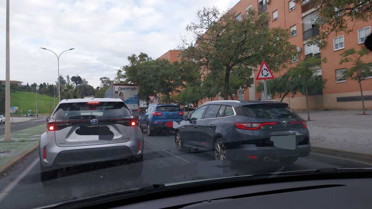 Grave accidente de tráfico en Huelva provoca importantes retenciones y deja dos personas atrapadas