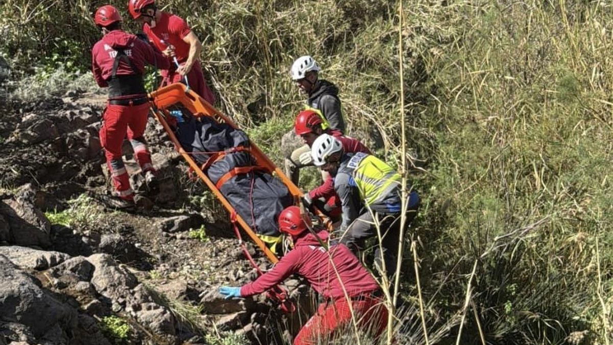 Rescate de uno de los cadáveres en Benijo.