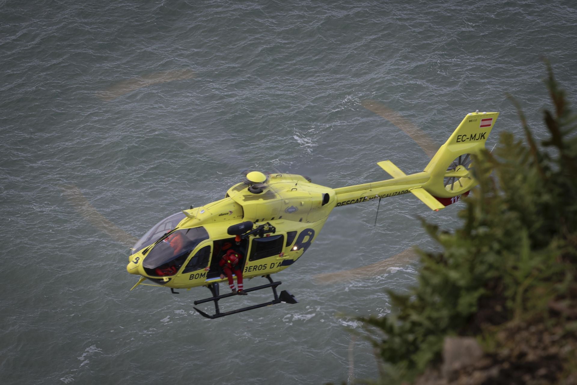 Hombre fallece tras caer por acantilado en la playa de la Cagonera, Gijón