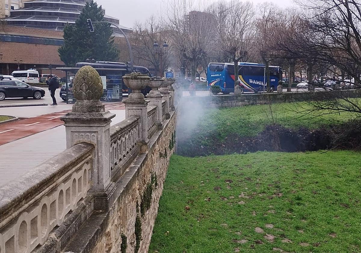 Susto en Burgos por un incendio en el arco de un puente del río Arlanzón