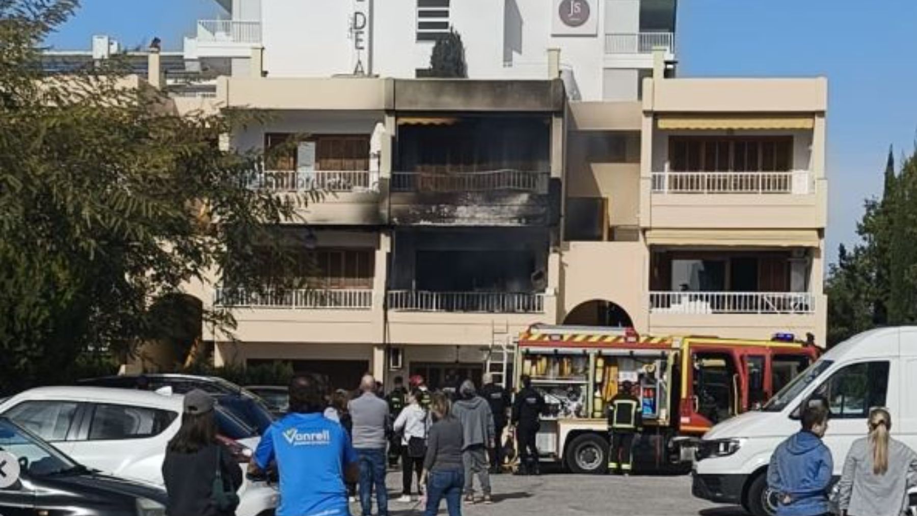 Un incendio calcina y destruye una vivienda de un bloque de apartamentos en el Puerto de Alcúdia