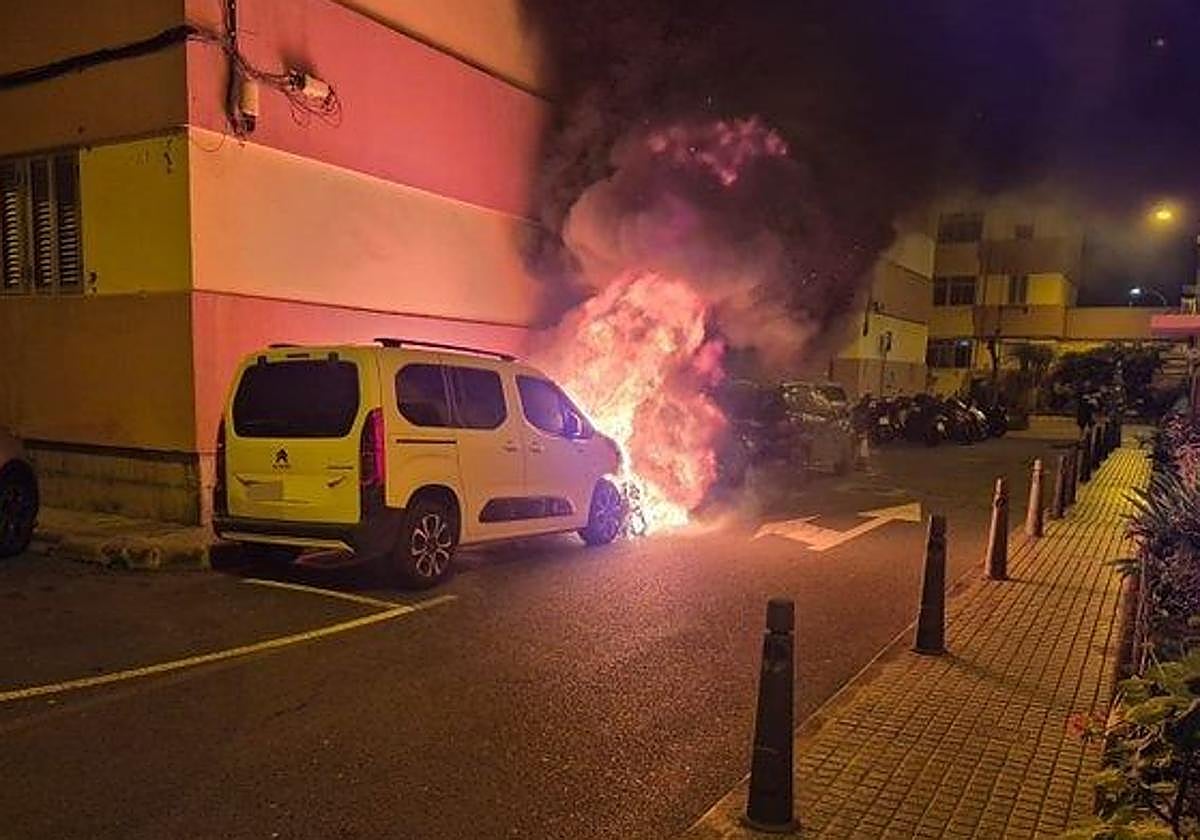 Incendio de dos vehículos en Las Palmas de Gran Canaria: rápida actuación de la Policía Local evita daños mayores.