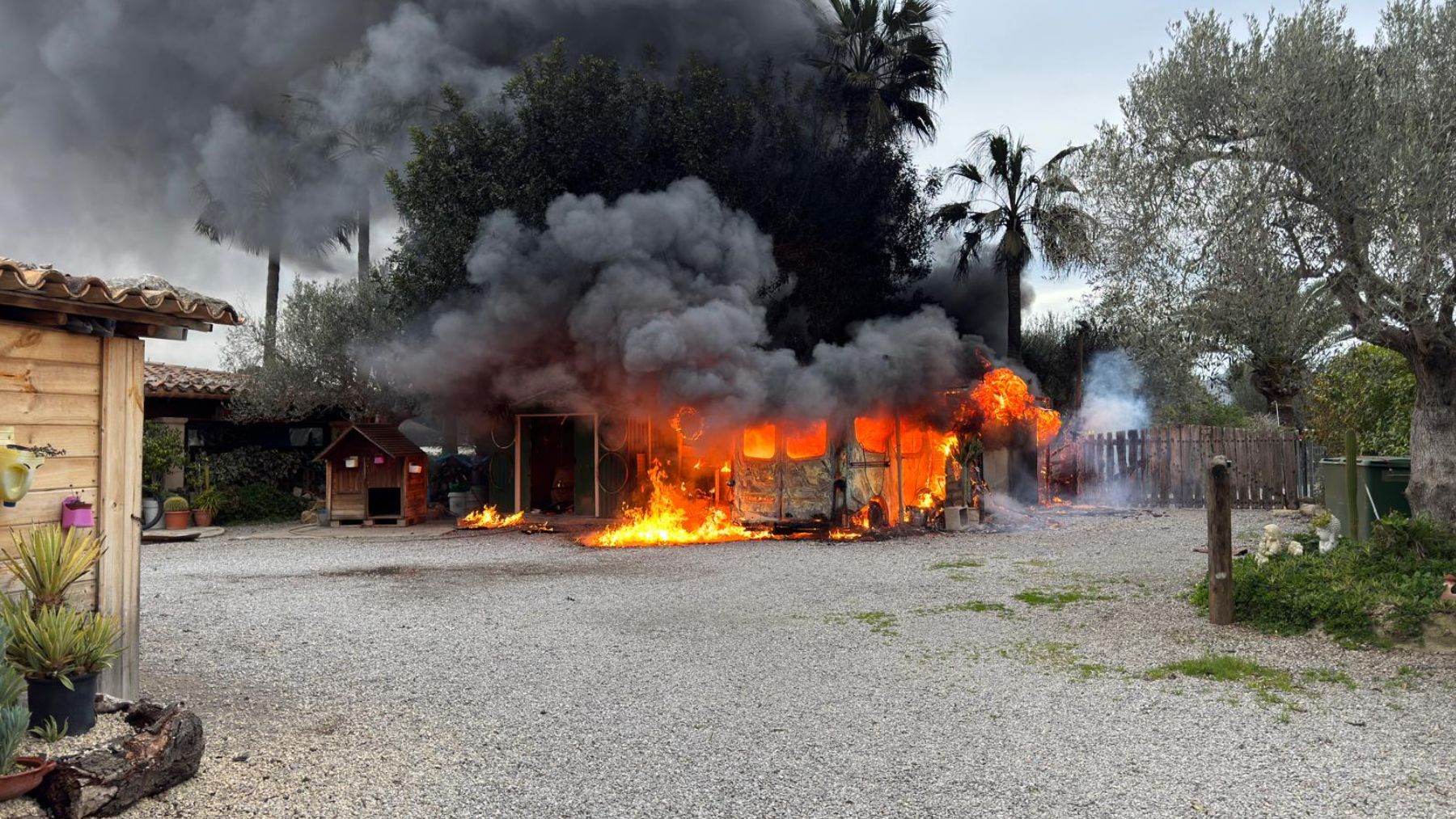 Un incendio calcina una furgoneta-taxi en una finca de Alcúdia