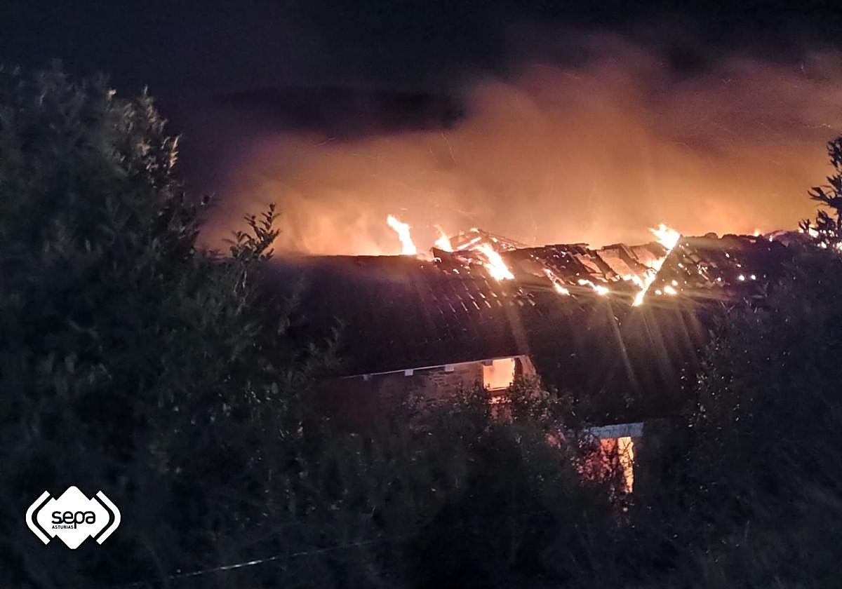 Incendio en Pravia: Bomberos logran controlar las llamas en una casa unifamiliar