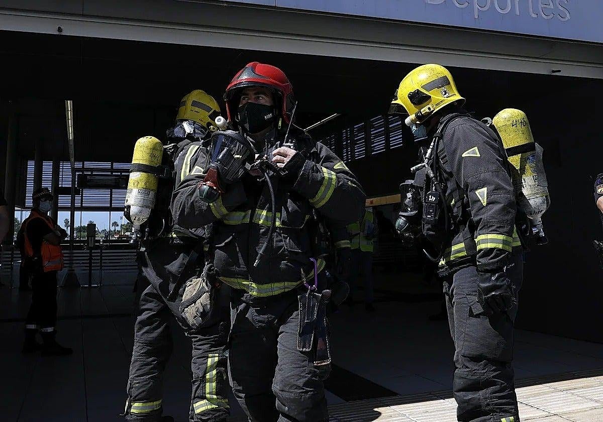 Incendio en bloque de viviendas de Málaga deja a una anciana hospitalizada y provoca evacuación preventiva