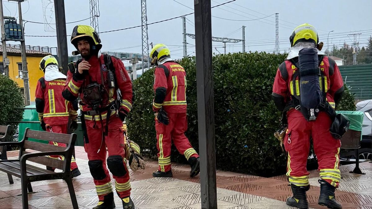 Bomberos de León en el Centro Cultural de Trobajo del Cerecedo.