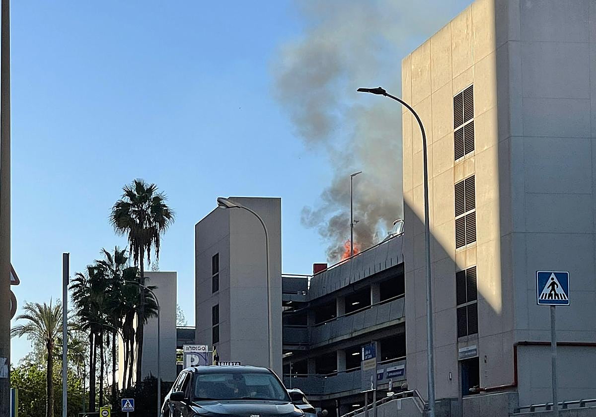 Incendio en el parking del Hospital Materno: un vehículo queda calcinado sin heridos
