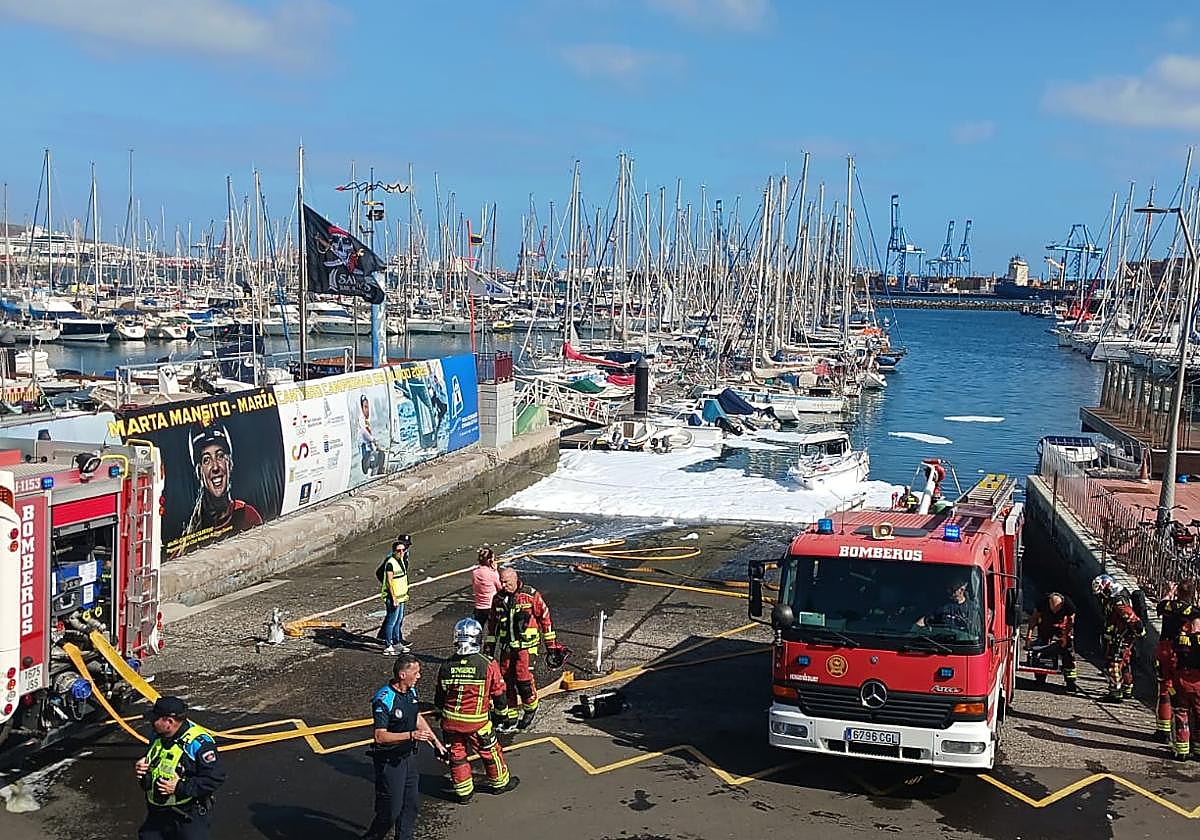 Incendio de una embarcación pequeña este sábado en el Muelle Deportivo