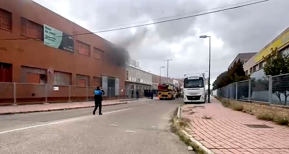 Los Bomberos sofocan un incendio en una nave de Argales