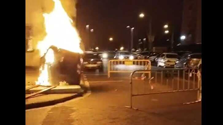 Vídeo: Alarma en Campos de Montiel por el incendio de un contenedor