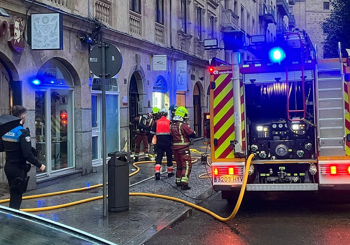Incendio en un cuadro de luces en un edificio céntrico de Salamanca moviliza a bomberos y Policía Local
