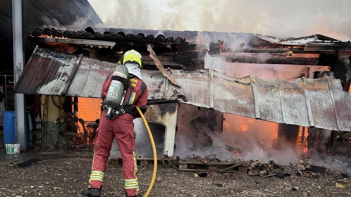 Incendio en un hostal de Valdearcos (Santas Martas) deja importantes daños materiales sin heridos