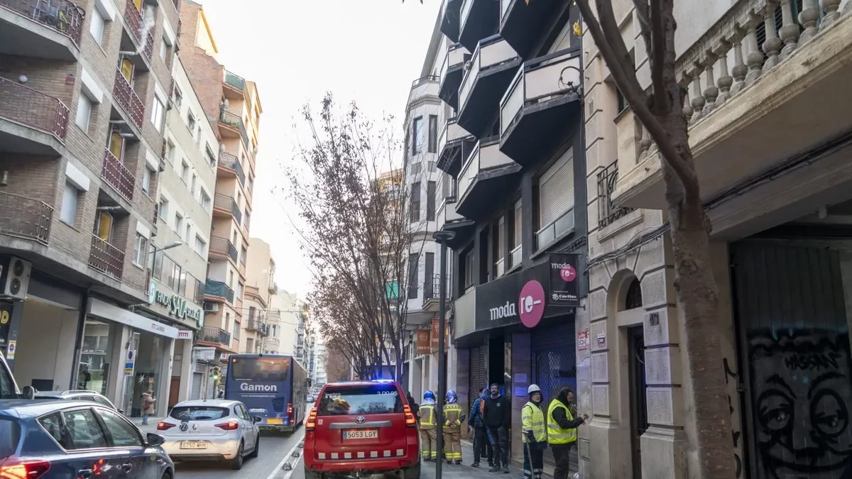 Rescatan a un vecino herido grave en un incendio en Anselm Clavé