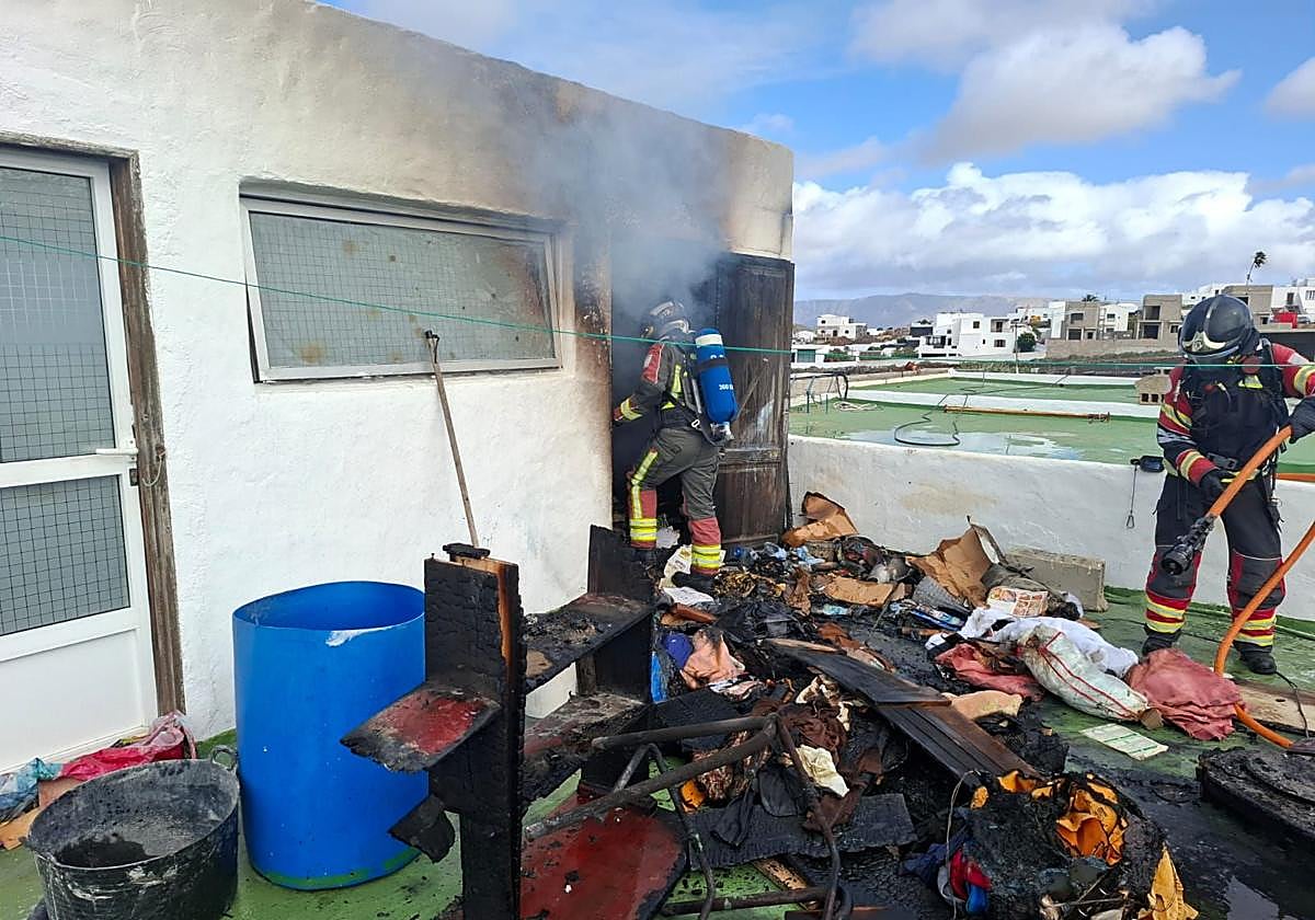 Los bomberos sofocan un incendio en una vivienda de Tinajo (Lanzarote)