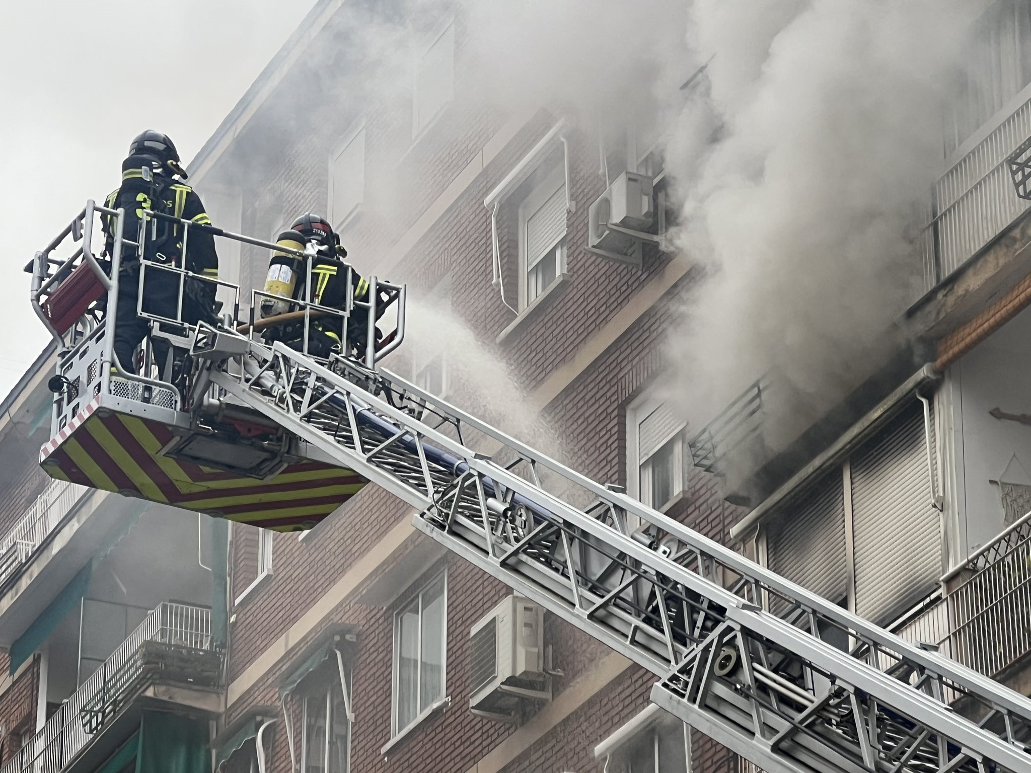 Tres heridos leves en un incendio en una vivienda de Latina