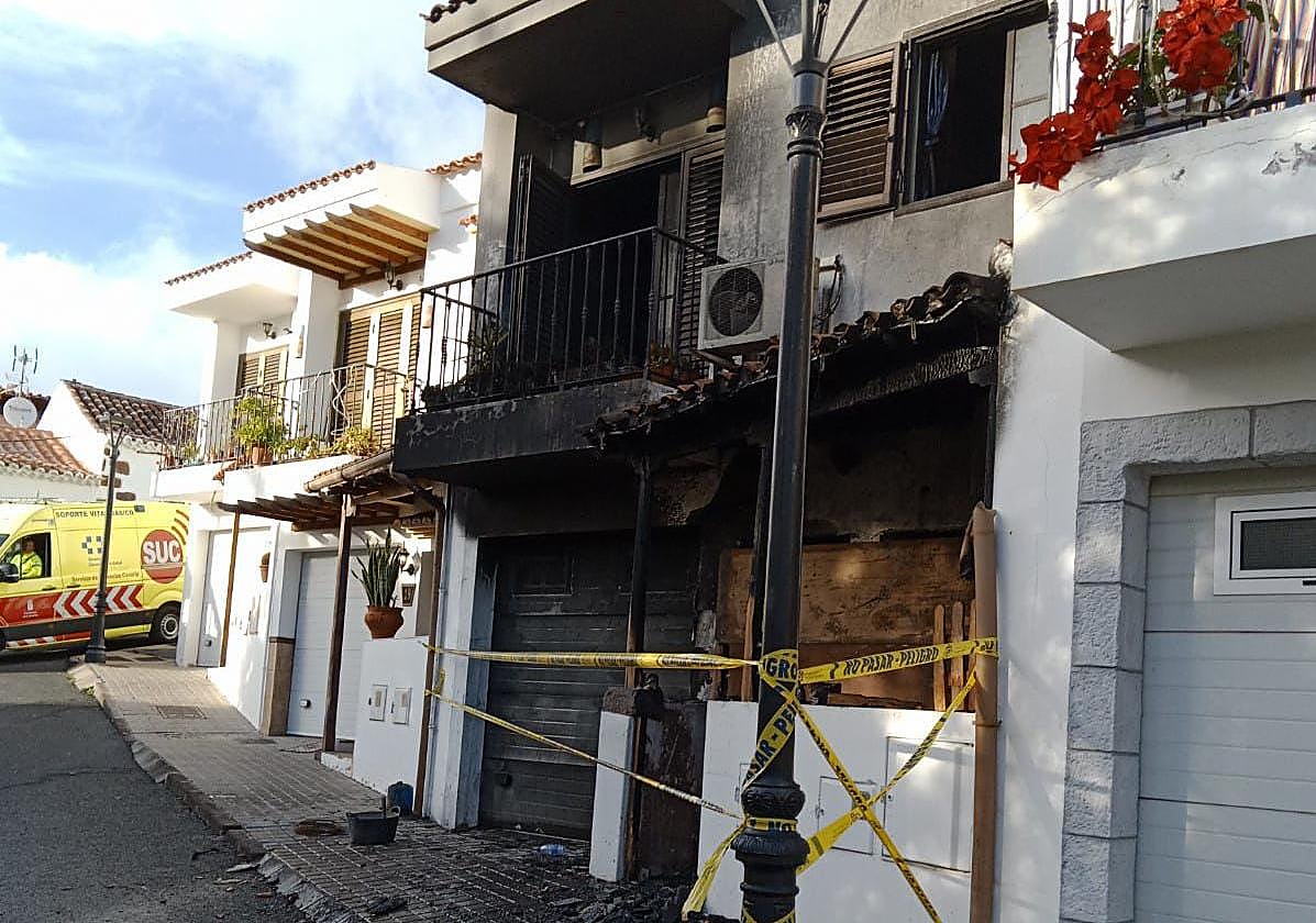 Arde una vivienda del casco de Santa Lucía de Tirajana: «Tardamos 40 minutos en llegar, salimos del Parque de Arinaga»