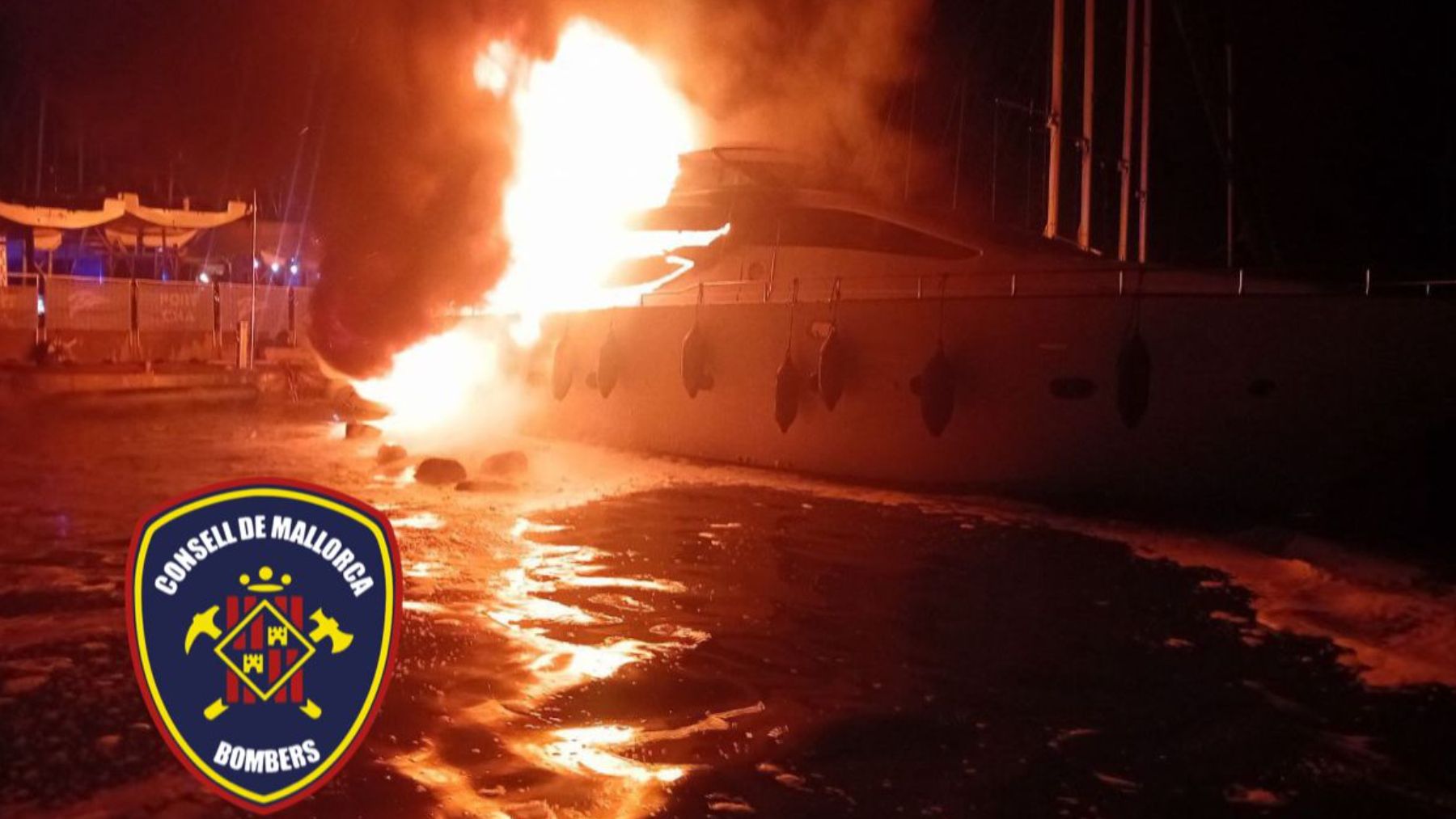 Un pavoroso incendio calcina y hunde un yate de 18 metros en el Club Náutico del Arenal