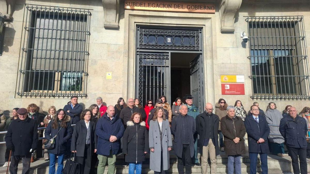 Instituciones leonesas participan en el minuto de silencio por las víctimas del accidente de tren ocurrido en Adamuz.