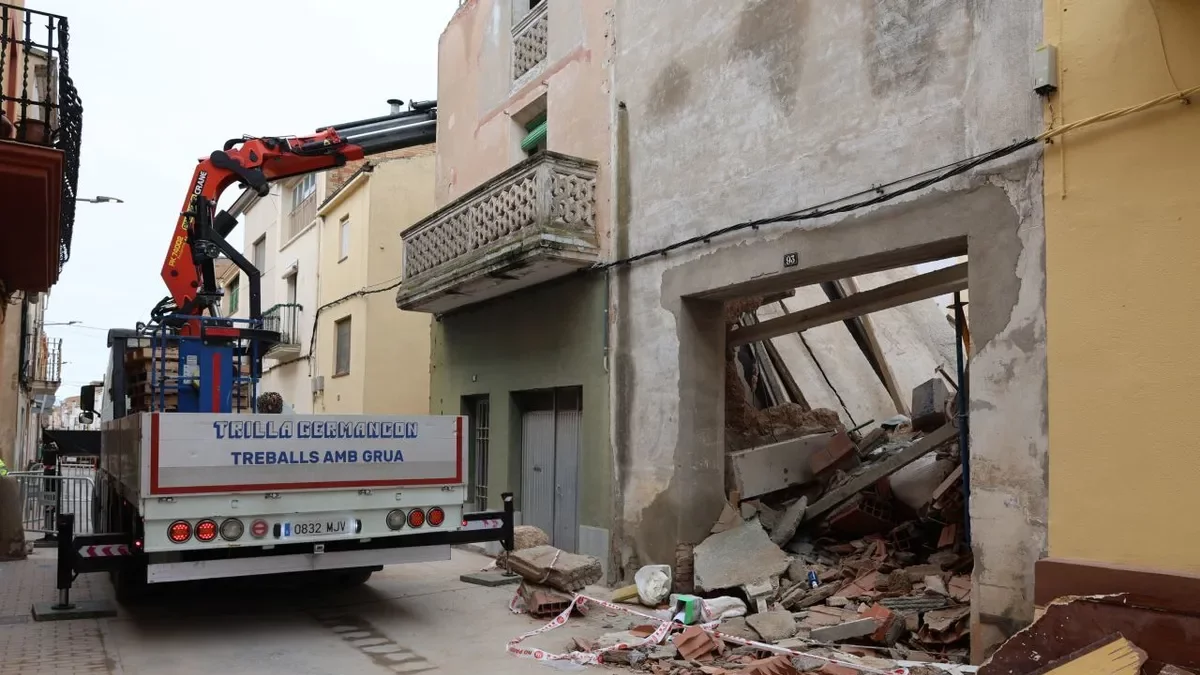 Amplio dispositivo para localizar al dueño de la casa derrumbada en Vilanova de Bellpuig