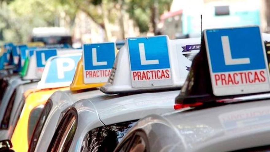 Acude a un examen para recuperar el carné conduciendo un vehículo sin seguro y con la ITV caducada