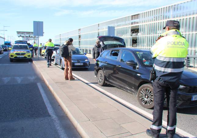 Investigan en Barcelona a un grupo criminal que roba coches en el aeropuerto y los envía a Bulgaria