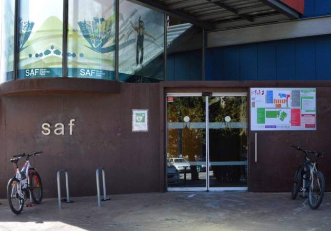 Investigan la muerte de una joven de 26 años en la piscina de la UAB de Barcelona