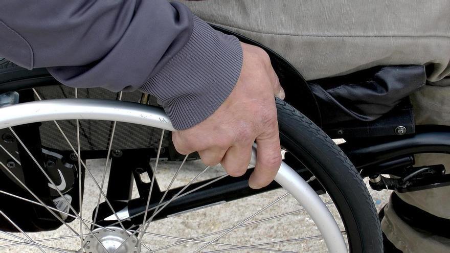 Condenan a una médica y a su marido por estafar a enfermos medulares con falsos tratamientos