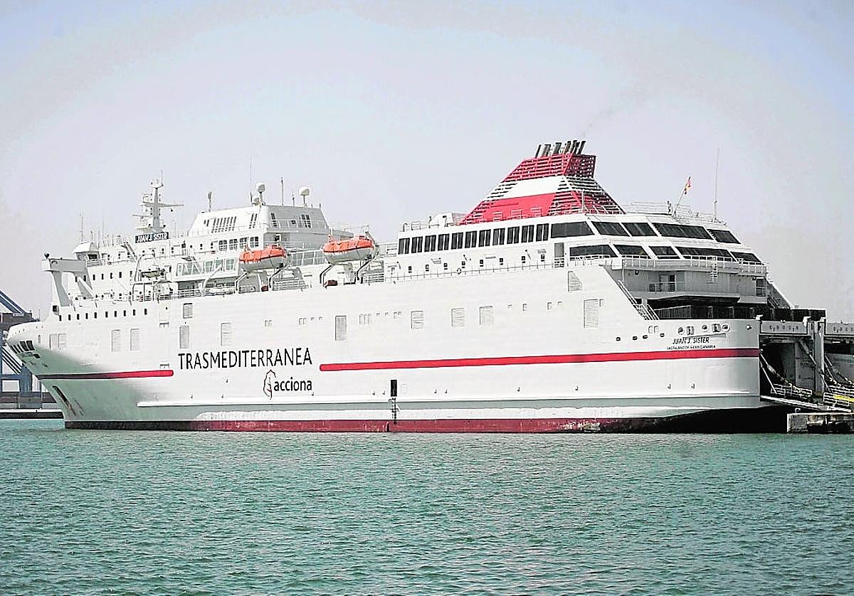 Intervienen 300 teléfonos móviles ocultos en un coche tras desembarcar del ferry de Málaga en Melilla