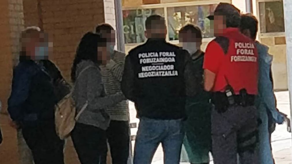 Un hombre armado pone en jaque a la Policía Foral tras atrincherarse durante horas