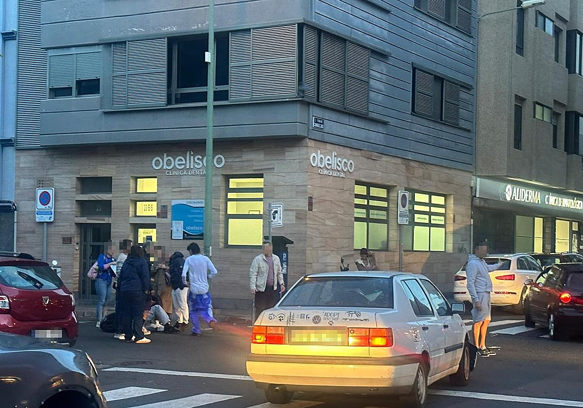 Un motorista resulta herido en una colisión con un coche en la calle Canalejas