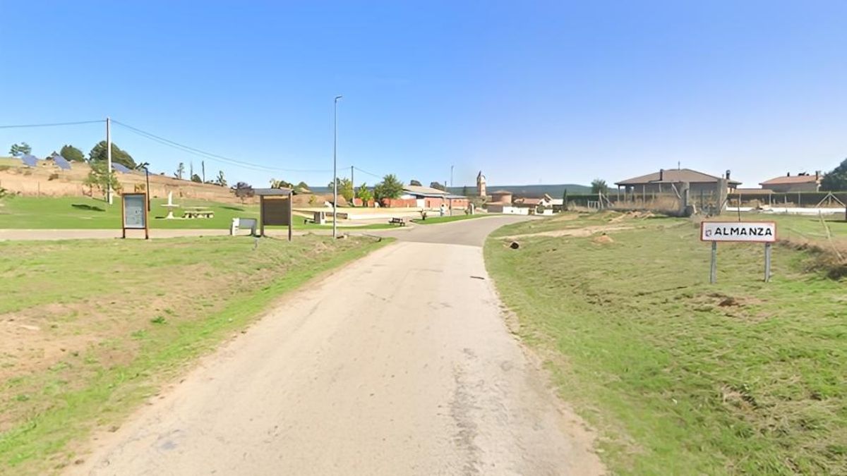 Acceso al pueblo de Almanza, zona donde se sitúa la cuadra donde ha muerto un ganadero por la coz de un caballo.
