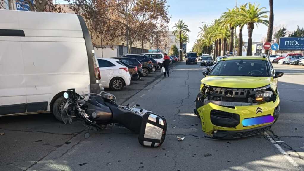 Herida una mujer de 42 años tras un accidente entre un coche y una moto en Huelva