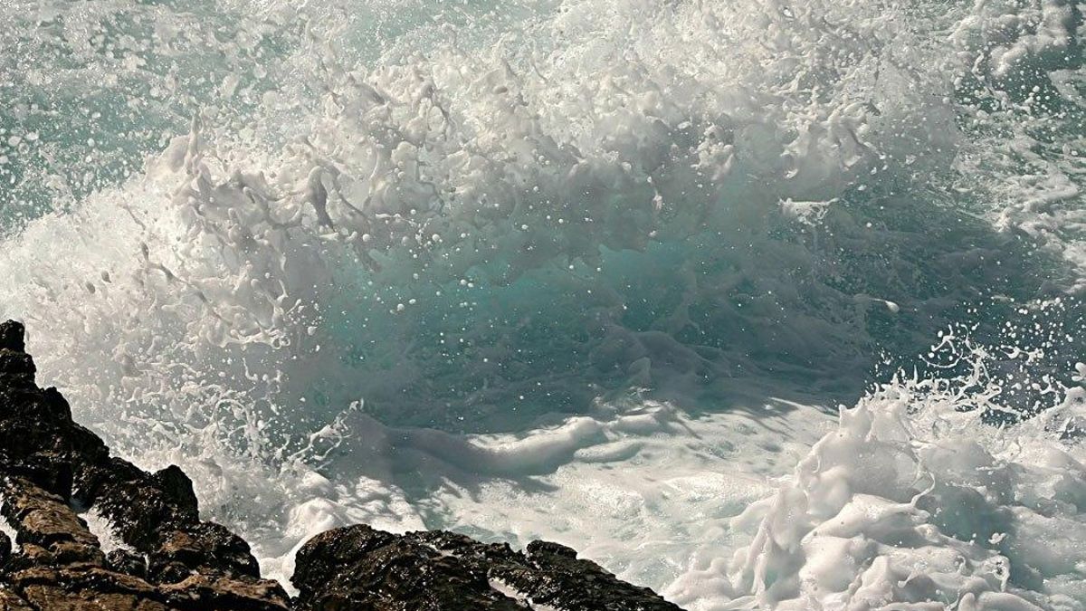 Olas rompiendo en la costa.