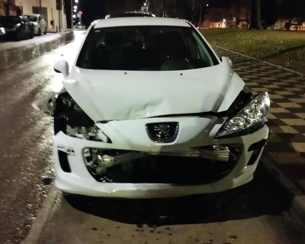 Un turismo impacta contra otros tres vehículos estacionados
