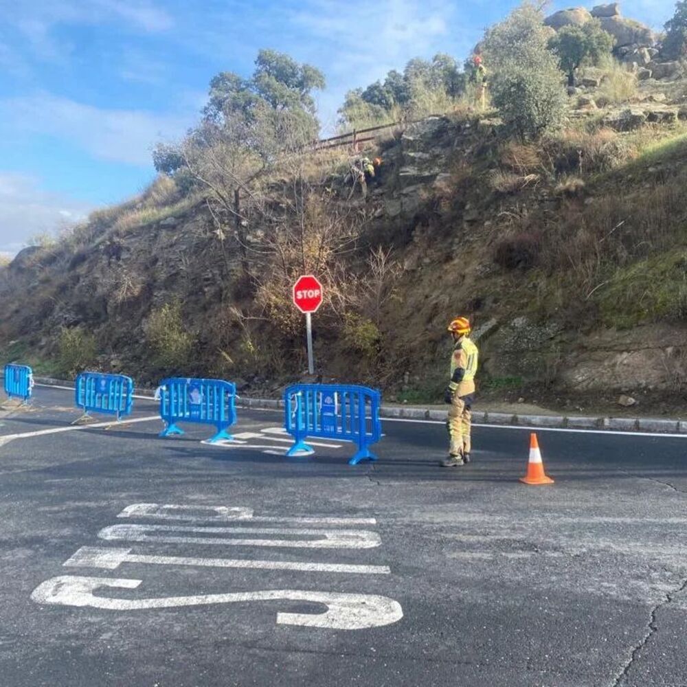 Un desprendimiento obliga a cortar la vía de subida al Valle