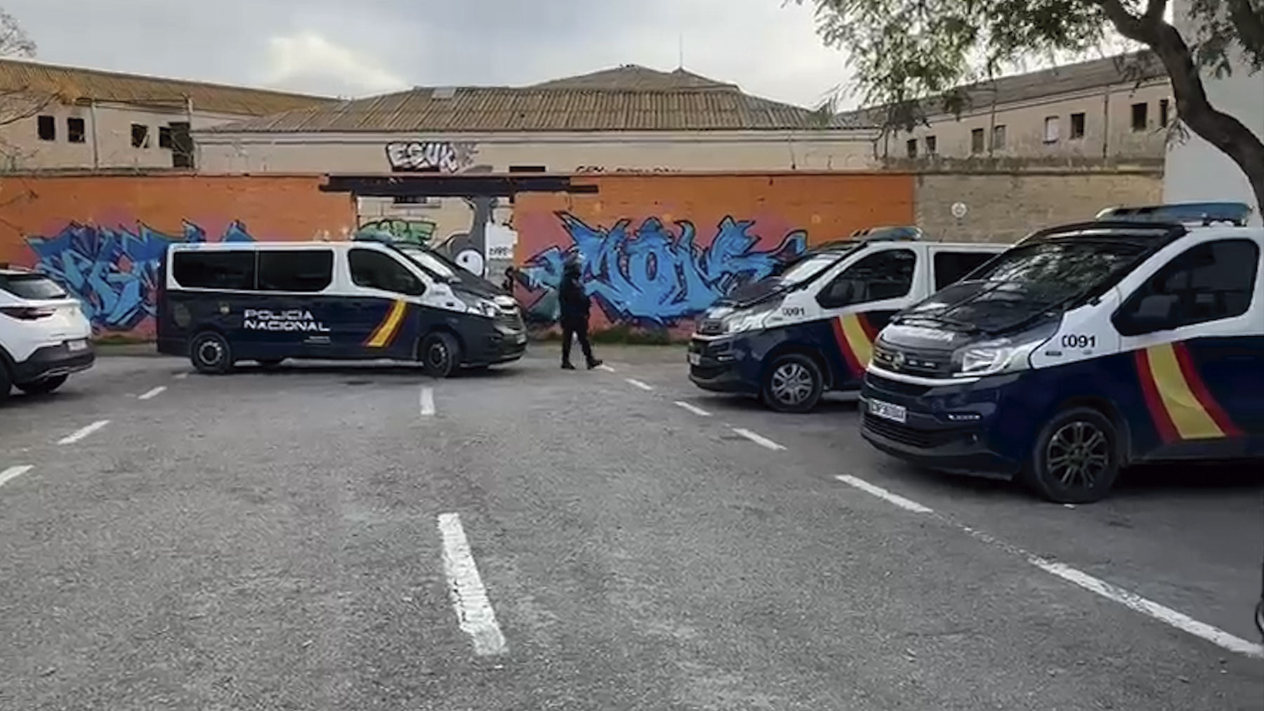 La Policía toma la vieja cárcel de Palma para buscar delincuentes e identificar a los okupas