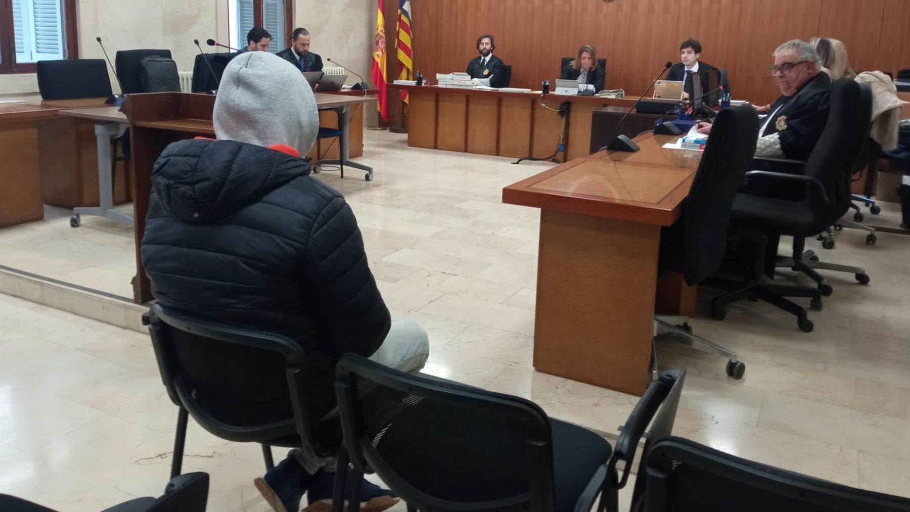 Un padre acusado de violar a su hija y contagiarle la gonorrea: «Sólo me lavo la cara, soy un desastre»