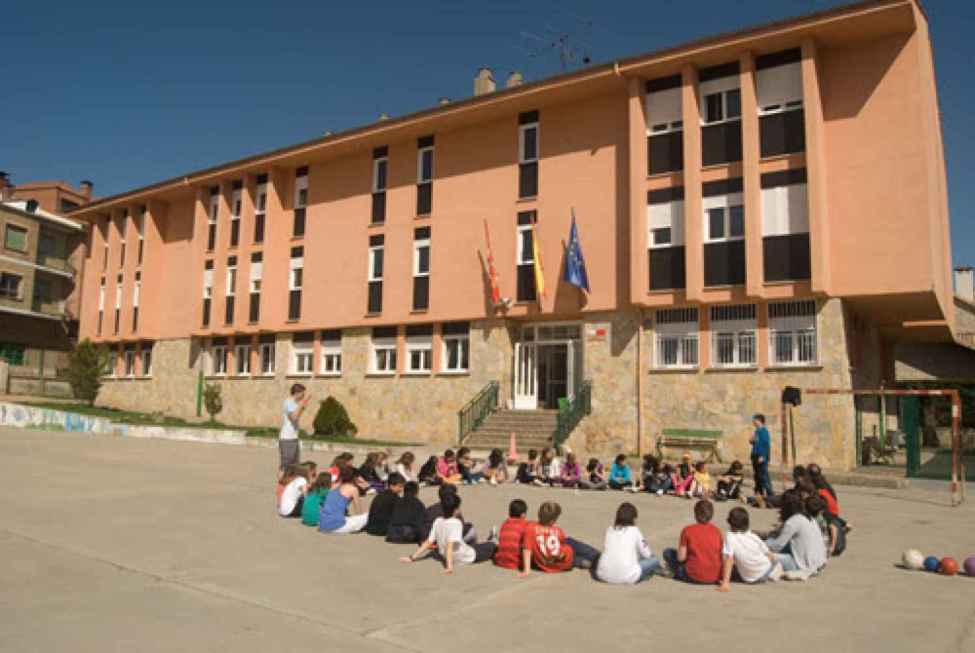 Demandan más seguridad para menores en colegio de Navaleno