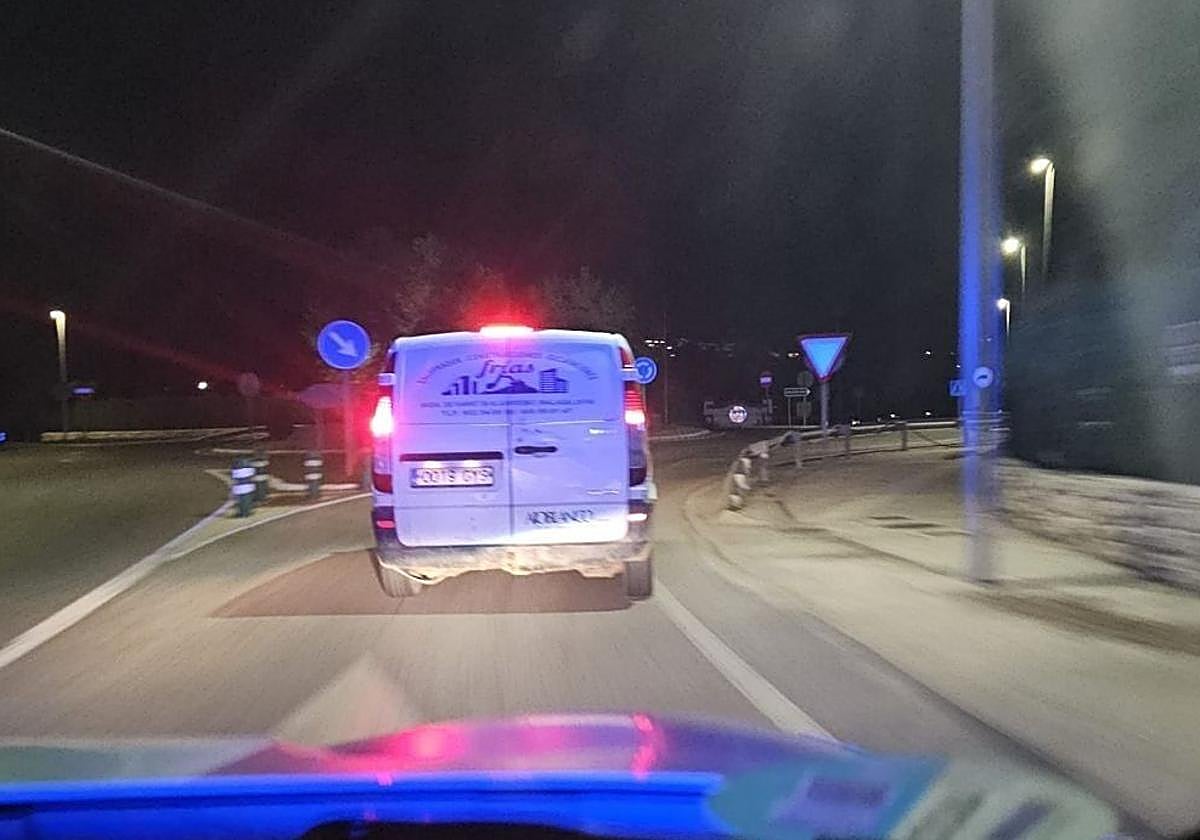 Una persecución policial en Mijas acaba con el conductor fugado y una furgoneta abandonada