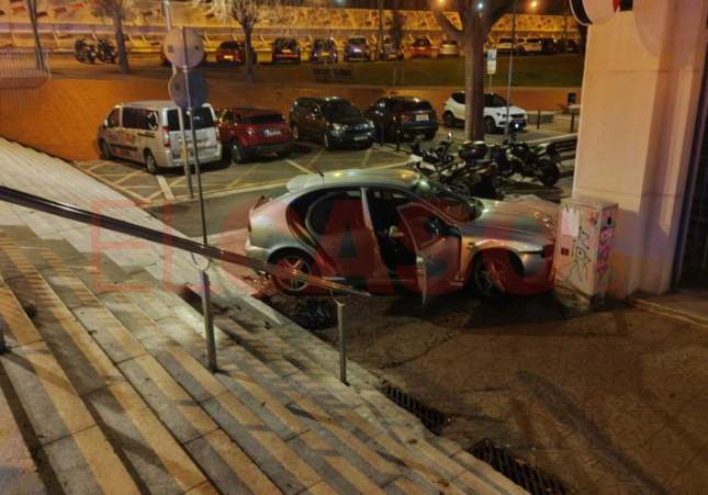 Persecución policial acaba con un vehículo robado empotrado en un Telepizza de Barcelona