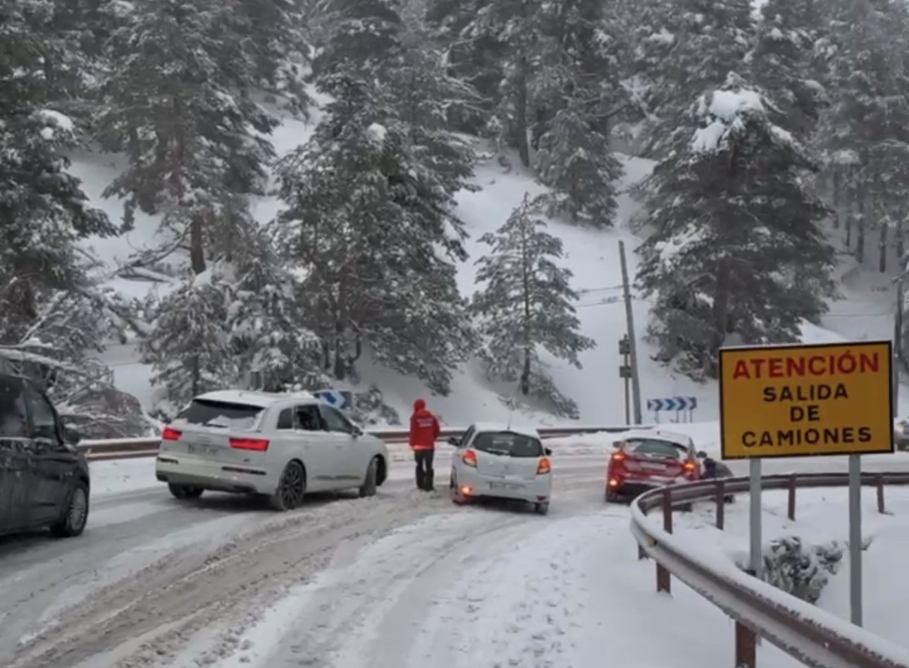 Viernes caótico en la Sierra: herido un esquiador en un alud en Peñalara y rescatadas 12 personas en Cotos